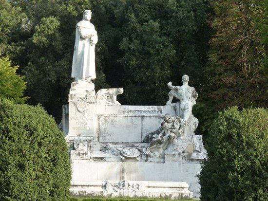 Monumento a Francesco Petrarca