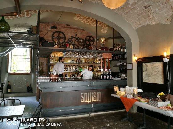 Squisio Cocktails & Burgers