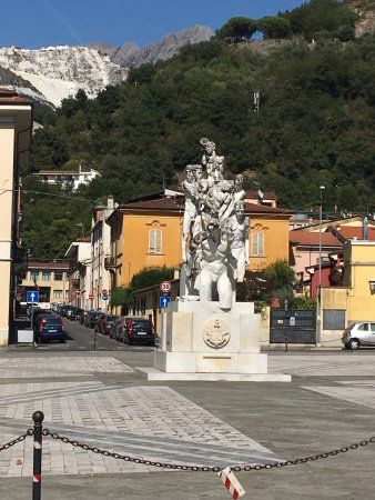 Monumento dedicato ai Caduti del Marmo